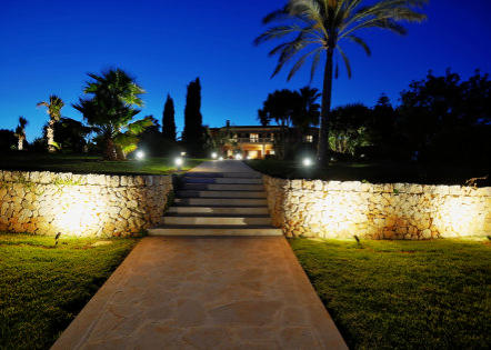 Finca Can Ferragut- Nachtaufnahme vom beleuchteten Garten