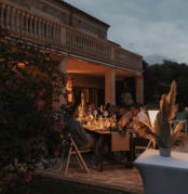 Abendessen mit Familie und Freunden im Garten unserer Finca Can Ferragut