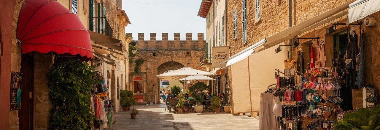 Innenstadt von Alcudia auf Mallorca an einem sonnigen Tag