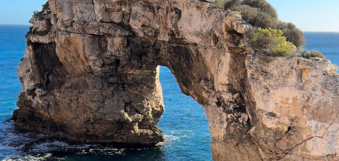 Aussicht auf den Brückenbogen in Cala Santanyi - "Es Pontas"