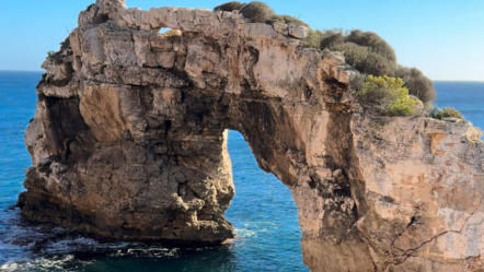 Aussicht auf den Brückenbogen in Cala Santanyi - "Es Pontas"