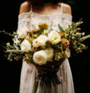 Braut mit weißen Kleid und einem Brautstrauß