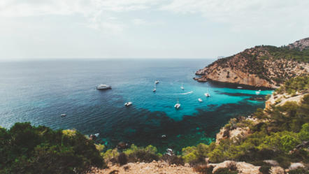 Wunderschöne Bucht auf Mallorca an einem klaren Tag 