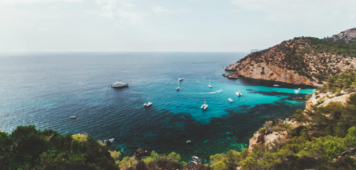 Wunderschöne Bucht auf Mallorca an einem klaren Tag 