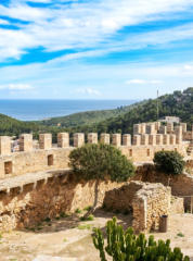 Brücke von der Burg Capdepera mit einem Blick auf das Meer auf Mallorca 