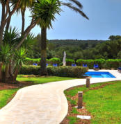 Weg zum Pool, umgeben von dem mediterranen Garten unserer exklusiven Goya Finca auf Mallorca