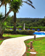 Weg zum Pool, umgeben von dem mediterranen Garten unserer exklusiven Goya Finca auf Mallorca