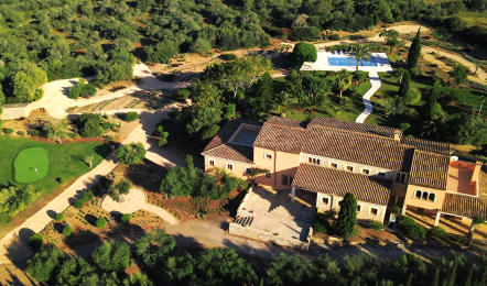 Finca Can Ferragut mit einem Pool, einem mediterranen Garten und einem Golfplatz