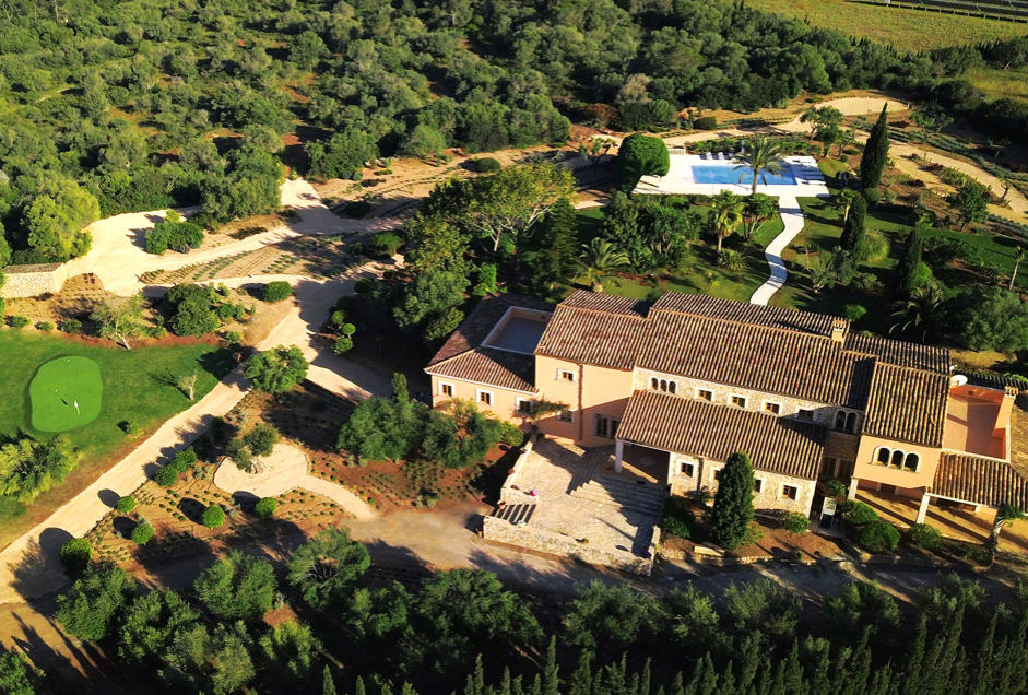 Luxuriöse Finca Can Ferragut umgeben von dem mediterranen Garten, mit Pool und einem Golfplatz