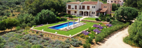 Finca Es Clape mit einem großen Pool, Liegen und einem exklusiven Garten an einem Sonnentag