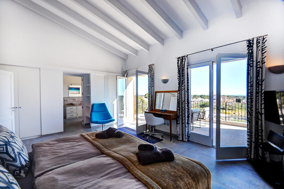 5.Schlafzimmer mit einem Badezimmer und einer Terrasse sowie einem exklusiven Ausblick auf den mediterranen Garten
