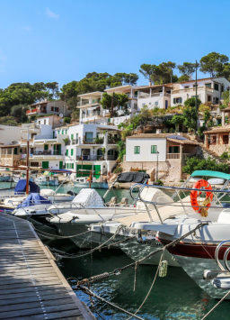 Kleiner Hafen am Fischerdorf in Cala Figuera mit Häusern im Hintergrund