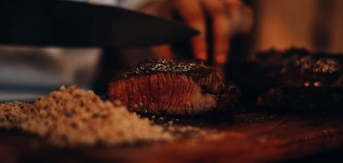 Frisch zubereitetes Fleisch auf einem Brett