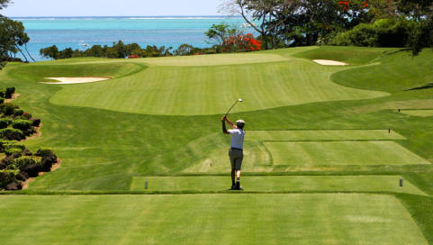 Golfplatz mit Blick auf das Meer, in einer hügeligen Landschaft