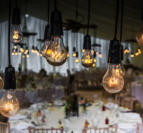 Glühbirnen mit dekorierten Tischen für die Hochzeit 