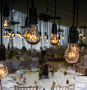 Glühbirnen mit dekorierten Tischen für die Hochzeit 
