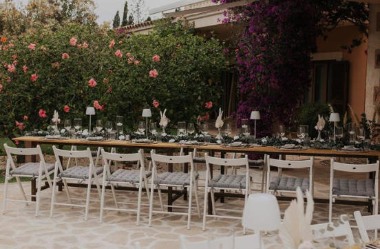 Elegant dekorierter Tisch für eine Hochzeitsfeier in unserer exklusiven luxuriösen Finca.