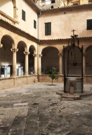 Kloster Sant Salvador mit einem Brunnen auf dem Innenhof