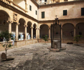 Kloster Sant Salvador mit einem Brunnen auf dem Innenhof