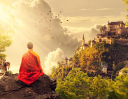 Mönch am meditieren mit Blick auf das Schloss und die Natur