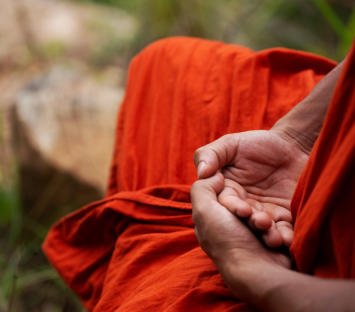 Mönch in der Natur am meditieren 