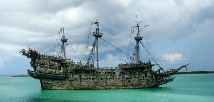 Piratenschiff auf dem Meer 