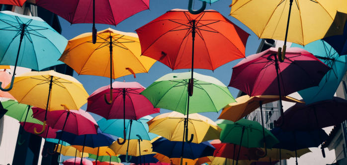 Bunte Regenschirme im Himmel 