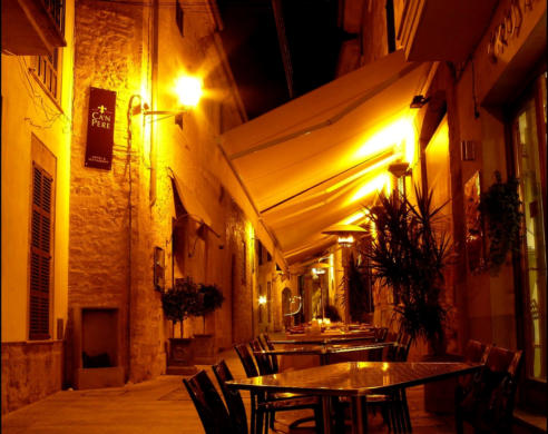 Restaurant am Abend in einer schönen Gasse auf Mallorca