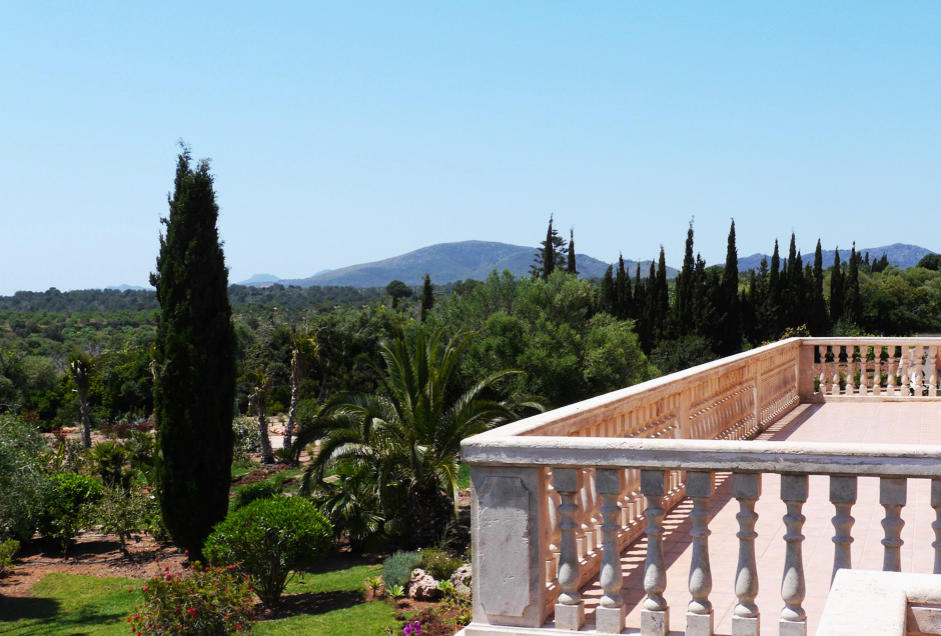 Terrasse im 1. OG mit Blick auf den mediterranen Garten 