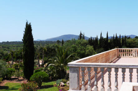 Terrasse mit Blick auf den großen und mediterranen Garten 