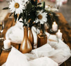 Tisch Dekoration mit weißen Blumen und Kerzen 
