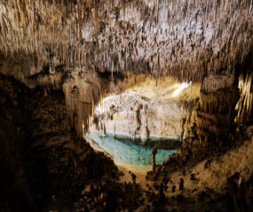 Tropfsteinhöhle Cuevas del Drach mit einem hellblauen See in Porto Cristo