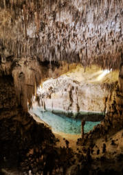Tropfsteinhöhle Cuevas del Drach mit einem hellblauen See in Porto Cristo